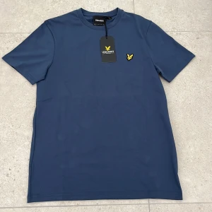 Lyle&scott T-shirt - En Lyle&Scott t-shirt i storleken XS, helt ny, fick den i present men gillade inte färgen, oanvänd, nypris 399kr