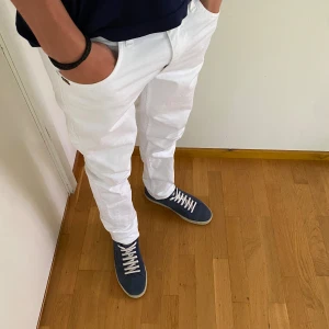 Tiger of Sweden jeans - Tja. Säljer dessa vita tiger of Sweden jeans i nyskick. Storlek 32/34. Nypris 1600 mitt pris 450. Om ni har några frågor eller vill köpa var tveka inte på att skriva