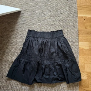 Svart volang kjol - Svart kjol i bra skick, skriv för fler bilder
