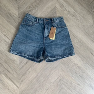 Hej jag säljer ett par jeans shorts från Lindex i st 164💘 - Fina!