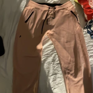 Rosa peak performance mjukisbyxor - Använda hemma bara har inte gått ut med de. Men de är inte heller använda ofta. Jag hittar inte originalpriset men kan gissa på 800 något sånt där. Men kommer sänka priset pågrund av att många inte gillar färgen rosa.