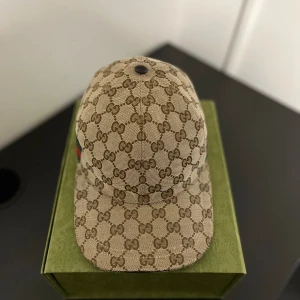 Gucci Keps - Hej, Jag säljer min Gucci keps som jag inte funnit någon användning för. Kepsen är i Nyskick, storlek S (57 cm) Box och dustbag medföljer✅ Självklart Äkta✅