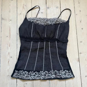 Vintage linne - Suuuuperfint linne köpt second hand!! Så fina detaljer med mesh tyg i ryggen!! Skriv ifall du har frågor!😎😎