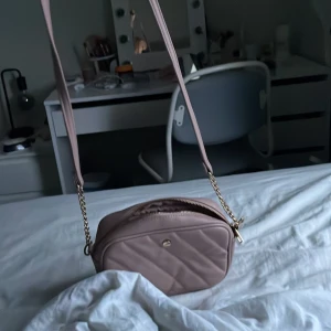 Rosa väska - En rosa väska med guldiga detaljer från glitter 