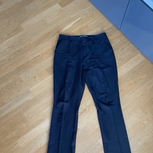 Kostymbyxor  - Ett par svarta kostymbyxor från ginatricot x aéryne. Slits på insidan av benen. 