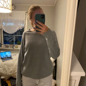 Grå stickad tröja - Grå stickad tröja från Vero moda i storlek S🩶 