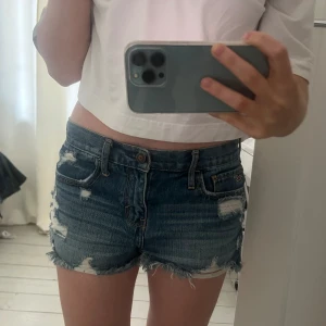 Jeans shorts - Lågmidjade jeansshorts från Hollister i waist 28 men små i storleken så passar mig med S/w26 🫶🏼