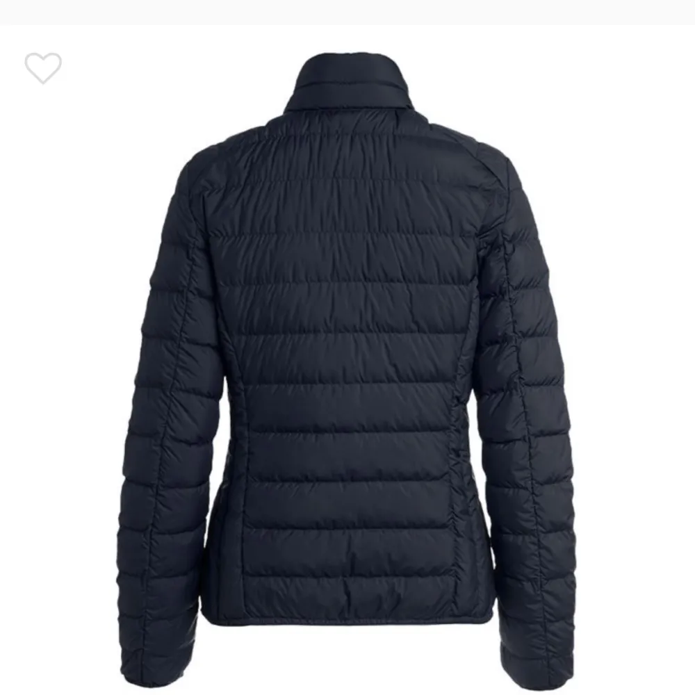 Säljer min parajumper jacka som knappt är använd & ser ut att vara helt ny. Den är i väldigt bra skick & använd vädligt få gånger. Pris går att diskuteras & för fler bilder är det bara att komma privat🫶🏼Självklart äkta. Takit.
