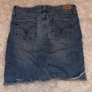 Levis kjol - Levi’s ”superlow 518”  Väldigt fin jeans kjol från Levis. I väldigt bra skick. Storlek Small (36)