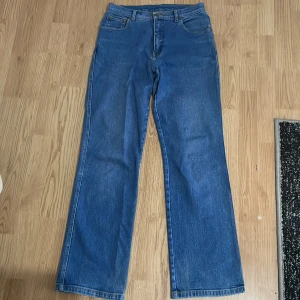 Mörkblå jeans  - Används knappt 