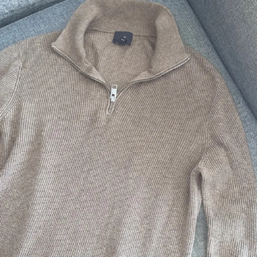 Hej! Säljer en Stickad Half zip Tröja från HM tröjan är i färgen Beige/Brun väldigt varm och mysig :) skick 10/10 Storlek Medium passar även Small. Pris 189kr Möts i Västerås, Fraktar över hela Sverige hör av er för mer info /// MARES . Stickat.