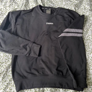 Stronger långärmad tröja - En långärmad träningströja från Stronger som inte kommer till användning. Den är i stl S men den passar XS också❤️