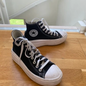 Converse All Star Move - Väldigt sköna och enkla att gå i, använda ett par gånger men ändå lite smutsiga, vilket antagligen går bort enkelt om man skrubbar de 😊 