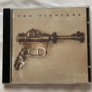 foo fighters cd - LÄS BIO!!! pris kan diskuteras!! skicket syns på bilden, skivan går inte att sätta fast i fodralet (bild 5) skriv privat för frågor 💗
