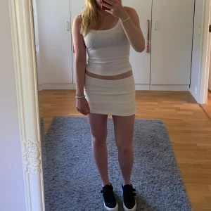 Mini skirt - Benvit mini skirt med inbyggda shorts och dragkedja på sidan, helt oanvänd💓 Storlek ca s