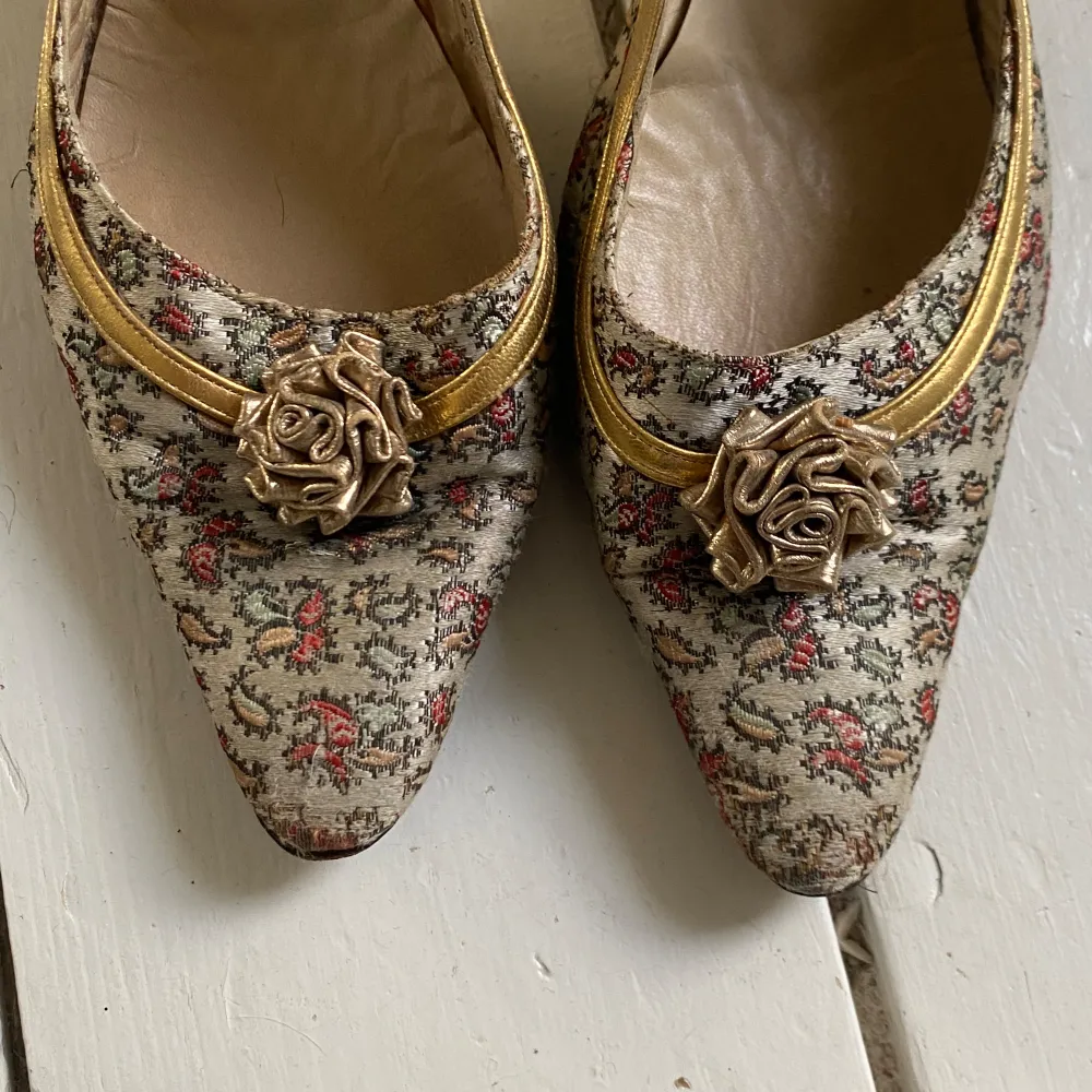 Superfina vintage kittenheels från 60-talet!🌸Säljer då de är för små för mig. Hittar ingen storlek men jag har vanligtvis 37/38, så de borde passa en 37💗. Kengät.