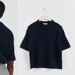 Stickad t shirt  - Stickad T shirt ifrån Gina, använd men i ett fint skick utan några defekter, i storlek M men sitter som en s