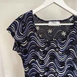 Mönstrad långklänning - En Såå fin långklänning som tyvärr inte kommer till användning.. Slitsar nedtill, sparsamt använd! Står ingen storlek men skulle säga att den passar s-m