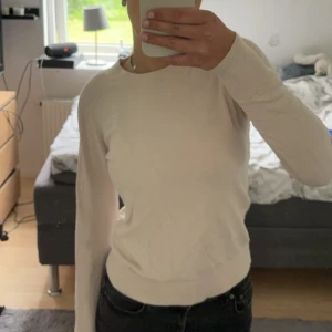 Tunn stickad tröja  - Beige/rosa tunn stickad tröja, tror den är köpt på new yorker. Skick 9/10 inte mycket använd