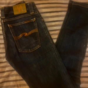 Nudie jeans W26L32 - Fina nudie jeans, mkt stretch/elestan Storlek W26L32 Modell :tight long John demin stretch Cotton 97% 3%elestan Skickar samma dag! , köp görs 💥sänkt pris , fast pris💥