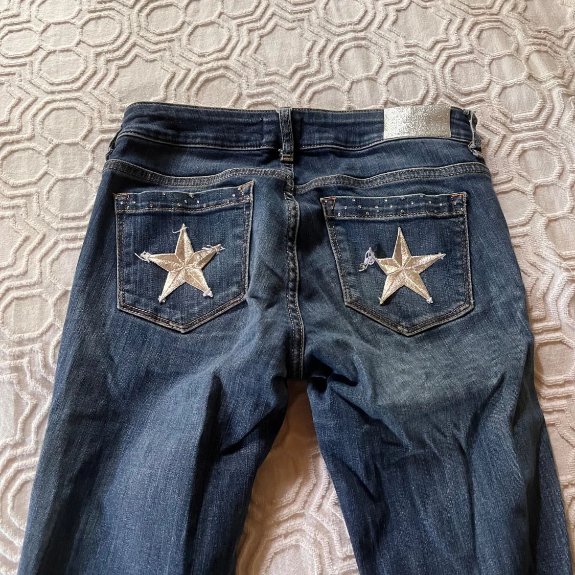 Lågmidjade bootcutjeans med glitter och stjärnor