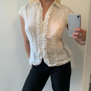 Blus - Jättefin blus med volangdetaljer och knappar🍸🤍