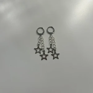 Örhängen  - Örhängen i rostfritt stål, från Royals. På deras insta säljs dem för 65 kronor men här säljer vi dem för 50 kronor! De är aldrig använda utan helt nya