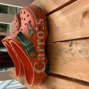 Crocs - Rätt sunkiga har tvättat så gått jag kan! Kan försöka så gått jag kan mer! Väl andvända köpt på footlocker i stockholm på mos