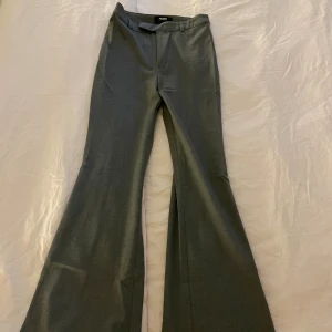 Vida grå kostymbyxor från Pull&Bear  - Säljer mina gråa kostymbyxor från Pull&Bear då dom tyvärr är för små. Använd ett fåtal gånger. 