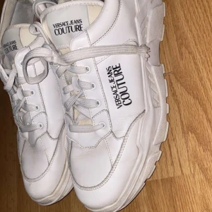 Versace skor - Säljer mina Versace skor då jag inte anväder dom längre dom behöver tvättas upp och de görs innan ivägskickning! Annars är dom i ett bra skick. Har ej kvittot kvar men kan garantera att dom är äkta.