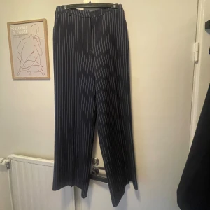 Kostymbyxor  - Kostymbyxor med vida ben. Nypris 499kr