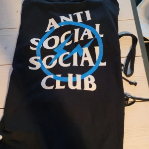 Anti social club tröja  - Anti social club Tröja i använt skick strl M Katt finns i hemmet