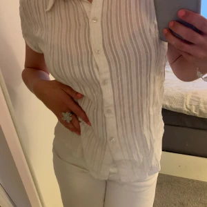 Blus - Vit blus🤍 I plagget står stl.46 men skulle max säga 38