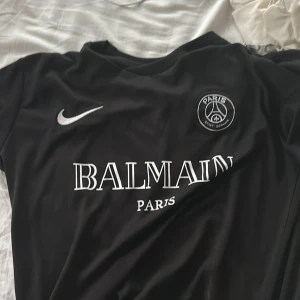 Balmain psg tröja - Balmain nike psg fotbollströja, inga synliga fel på den