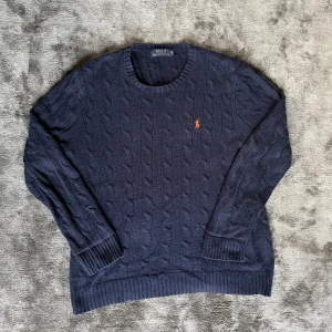 Ralph lauren tröja - Säljer denna kabelstickade tröja av märket Ralph lauren i storlek M. Den har inga fläckar eller hål.  Tvättlappen är tyvärr avklippt därav priset. Den är I använt skick. Den är solklart äkta.  Skriv om ni har frågor😊