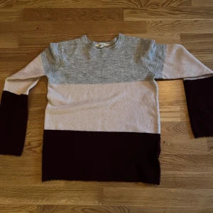 Stickad hoodie - Storlek 170 men väldigt pösig 