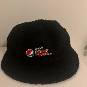PEPSI MAX FISKEHATT - Jag köpte en fiskehatt för 350 kr. Den i använt skick, ni står för frakten.
