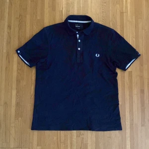 Fred Perry piké  - Fred Perry piké i bra skick. Lite sliten på insidan vid nacken