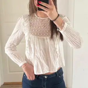 Jättesöt blus ifrån Zara i strl S, skulle mer säga att det är en XS eller en väldigt liten S. I fint skick, skriv privat om frågor finns!💕Pris kan diskuteras