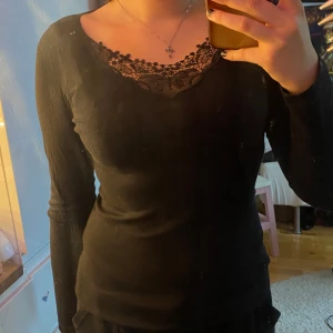 Långärmad tröja med spets detaljer - Säljer då den aldrig kom till användning. Skriv gärna om du har frågor eller vill se fler bilder :) 
