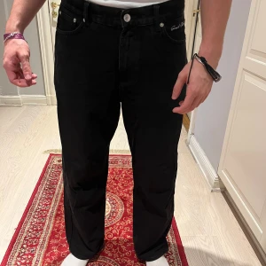 SKTBS jeans svarta - Storlek M. Är 183cm lång på bilden. Köpta från junkyard och är i gott skick.