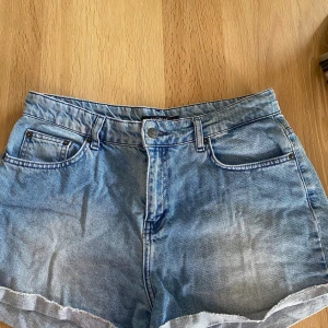 Jeansshorts  - Fiiina jeansshorts som är andvända men fortfarande i fint skick. Är large men skulle säga att de passar medium bättre 💙