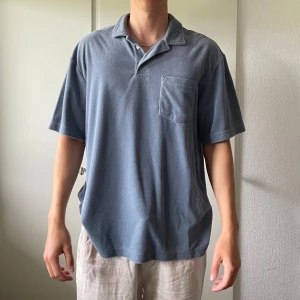 Pikétröja i frotté  - Snygg pikétröja i frotté. Mysig att ha på sig, jättefint skick och oversized i modellen. 