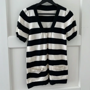 Stickad blus - Söt stickad blustopp/t-shirt/tröja med små fickor på framsidan. Ingen aning vad det är för märke. Skulle gissa storlek M. Lite puffiga ärmar, supersöt men används aldrig. 