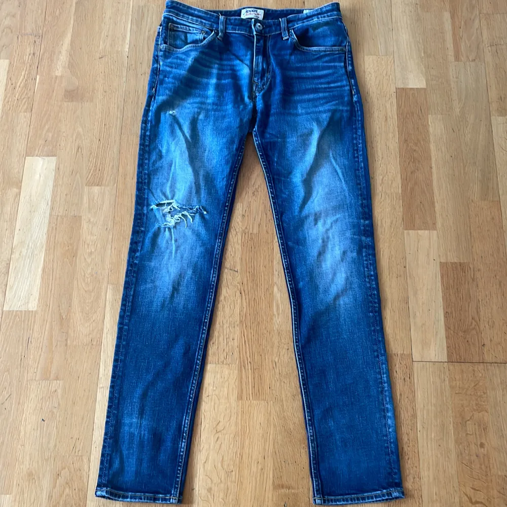 Säljer mina blåa crocker jeans. Har knappt använt dem eftersom att dem inte sitter så bra på mig så skicket är som nytt. Nypris 350. Jeans & Byxor.