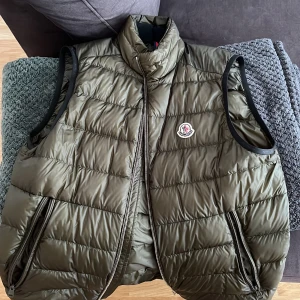 Moncler Väst - Autentiskt Moncler Väst i storlek XL.   Den är i bra skick, se bilder.