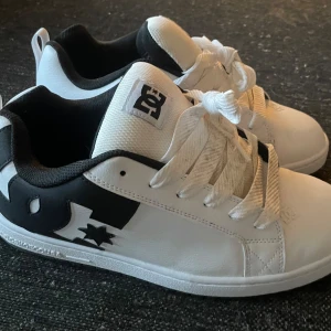 DC SKOR - säljer för att dom inte kommer till användning,, använda 3 gånger, inga skador, dock lite smutsiga på snörena och lite på skon men går säkert att tvätta bort