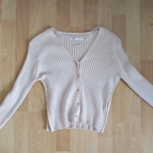 Fin rosa top - Säljer toppen då den ör för stor på mig (är S-M). Annars är den jättefin och nästan helt oanvänt. 