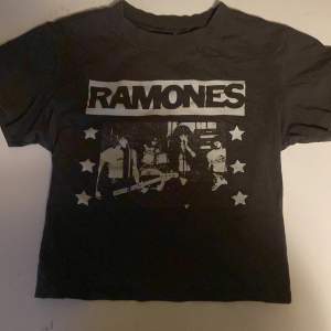 säljer denna ramones croppade t shirten, köpte för ganska längesedan på hm men är tyvärr inte min stil lägnre. storlek S !! är dock ganska stor för sin storlek