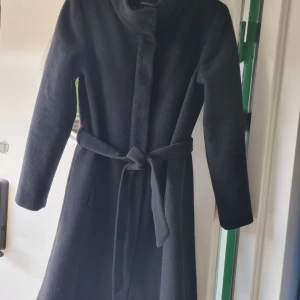 Kappa lm Stockholm,  strl.36 - Kappa från lm Stockholm i strl.36. Fint skick men innerfoder gått sönder på ett ställe, dock inget som stör.  https://www.mq.se/stockh-lm-martha-coat-black/
